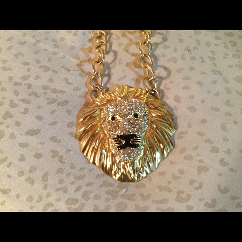 Goldtone beautiful lion necklace